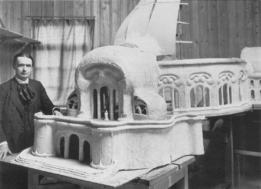 Figure 10: Rudolf Steiner with the Model of the West Portal and the subsequent window designs